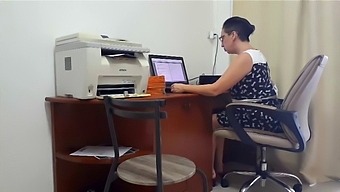 Hd Video Of Boss And Employee Indulging In Cunnilingus In The Office