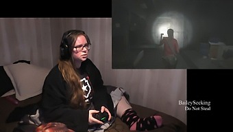 Lihatlah Saat Gamer Ini Menanggalkan Pakaiannya Dalam Permainan Resident Evil 2