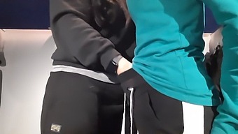 Dos Lesbianas Tienen Sexo Caliente Con Un Desconocido En La Compartimento Del Tren - Chicas De Ilusión Lesbianas