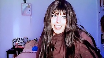 ティーンの女の子が大きなチンポとディルドで支配する