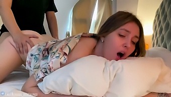 Руска Любителска Двойка Се Наслаждава На Секс В Хотелската Стая С Кремпай