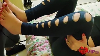 Debiutancki Footjob Cristiny Almeidy Z Mężem Jako Rogaczem I Zabawa Stopami Z Masturbacją