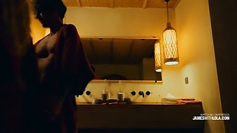 Szenvedélyes Szeretkezés Egy Romantikus Pár Által A Hotelszobájukban.