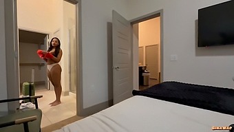 A Meia-Irmã Morena Está Nua Na Cama E Pronta Para A Ação.